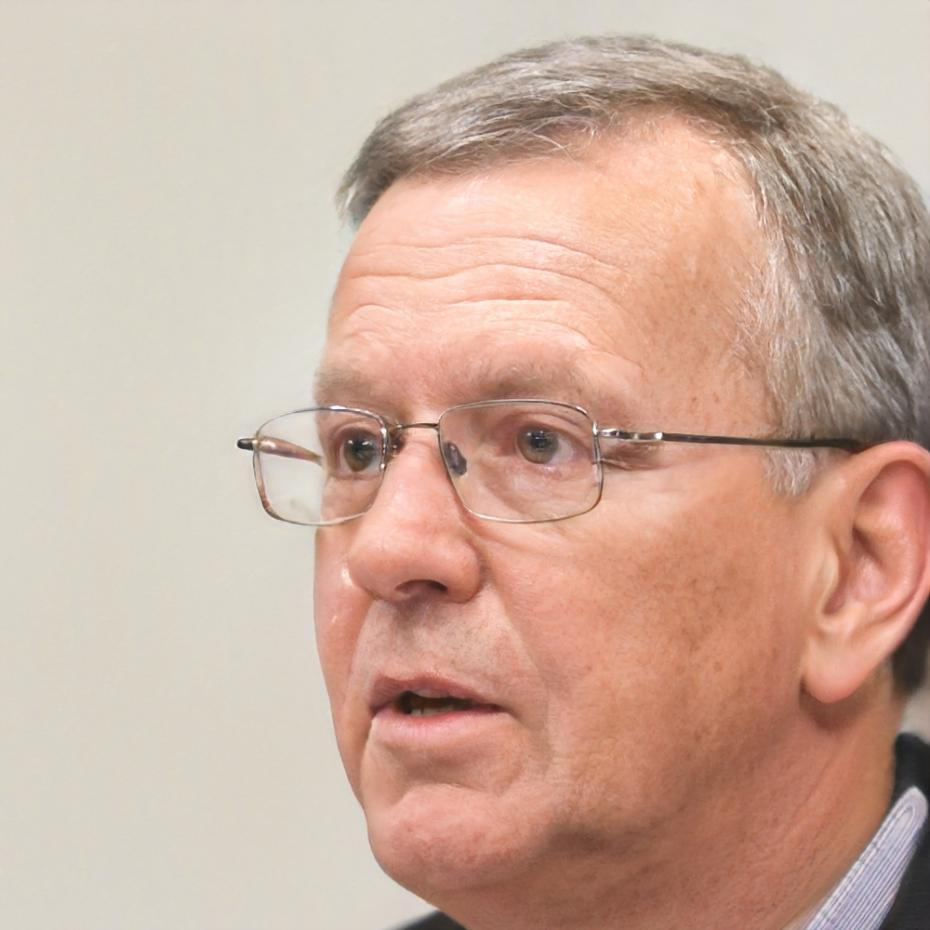 Dr. Michael Schneider - Senior Finanzanalyst